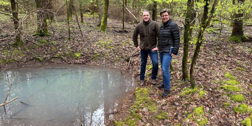 Andreas Bill und Marion Schardt-Sauer am Hauser Wald an einer Quelle