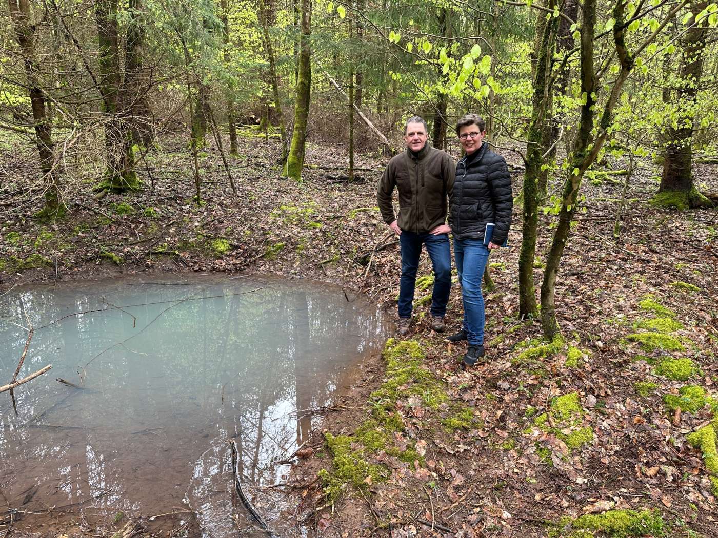 Andreas Bill und Marion Schardt-Sauer am Hauser Wald an einer Quelle